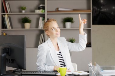 düşünme genç iş kadını