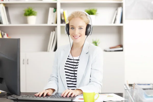 Mujer sonriente escuchando música — Foto de Stock