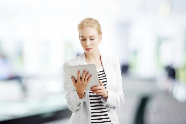 Mulher usando tablet digital — Fotografia de Stock