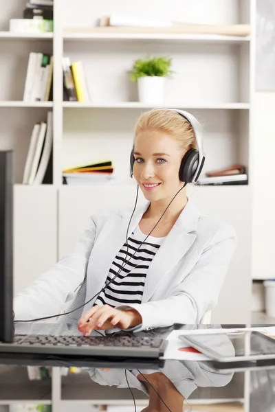 Lächelnde Frau hört Musik — Stockfoto