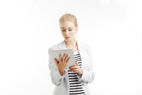 Frau nutzt digitales Tablet — Stockfoto