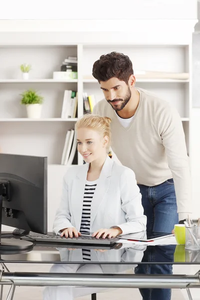 Grupp av affärsmän på jobbet — Stockfoto