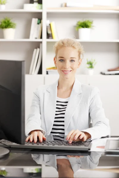 Jungunternehmerin arbeitet an ihrer Präsentation — Stockfoto