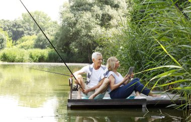 Üst düzey çift lakeside adlı rahatlatıcı