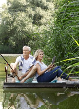 Üst düzey çift lakeside adlı rahatlatıcı