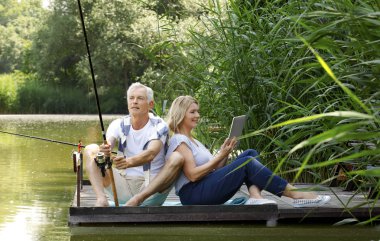 Üst düzey çift lakeside adlı rahatlatıcı