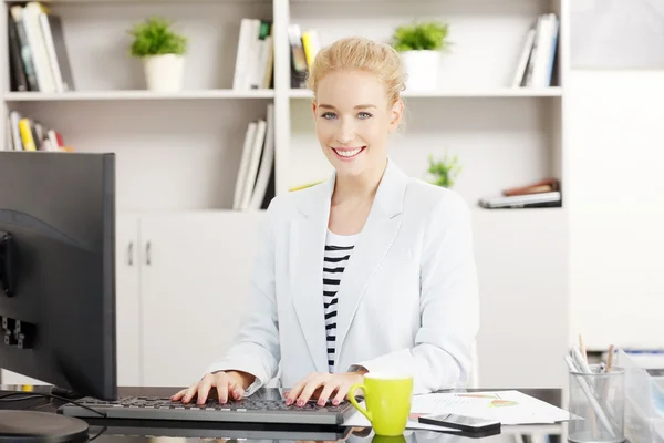 Lächelndes Porträt einer Geschäftsfrau — Stockfoto