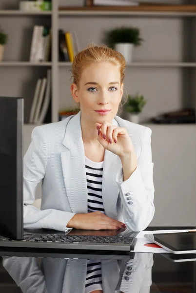 Jungunternehmerin arbeitet an ihrer Präsentation — Stockfoto