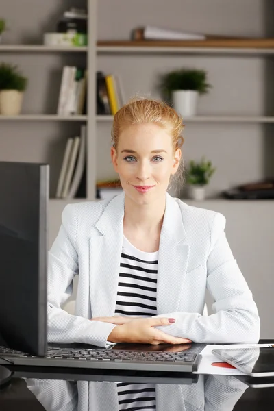 Schöne Geschäftsfrau sitzt am Schreibtisch — Stockfoto