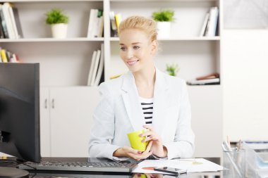 iş yerinde iş kadını 