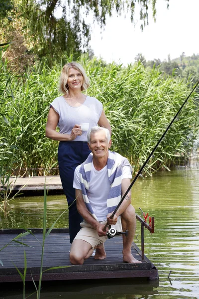 Heureux couple de personnes âgées se détendre ensemble — Photo