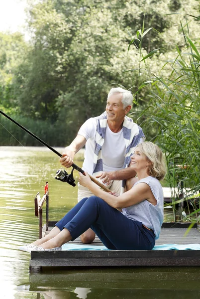Idősebb pár halászati együtt — Stock Fotó