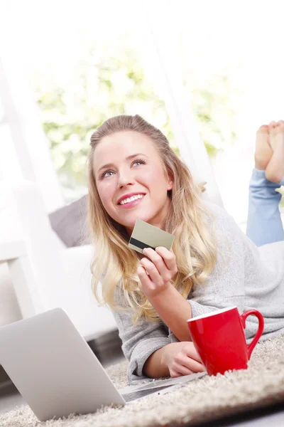 Jovem mulher compras online — Fotografia de Stock