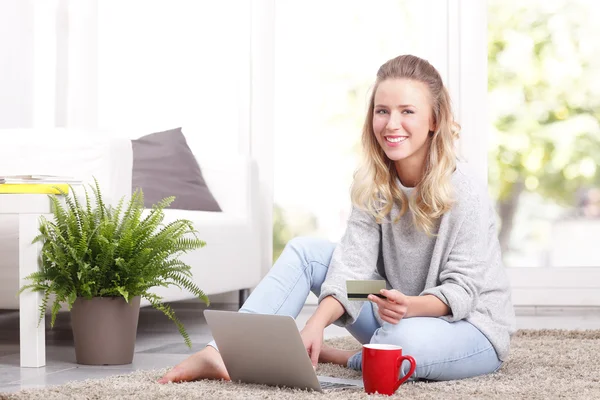 Jonge vrouw winkelen online — Stockfoto