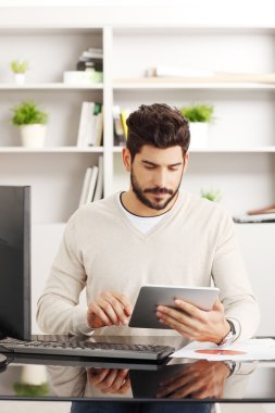 Dijital tablet kullanan işadamı
