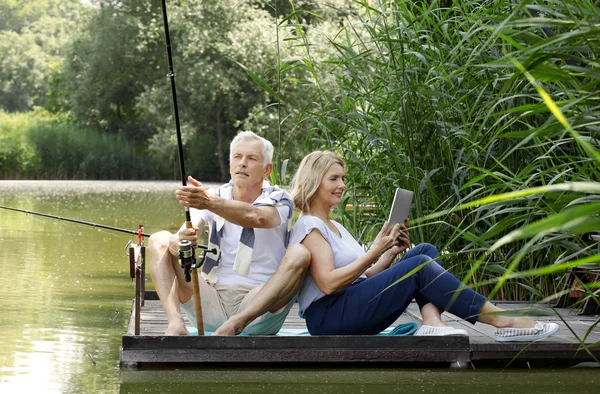 Üst düzey çift lakeside adlı rahatlatıcı — Stok fotoğraf