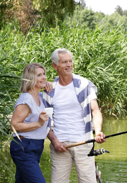 Äldre par avkopplande tillsammans — Stockfoto