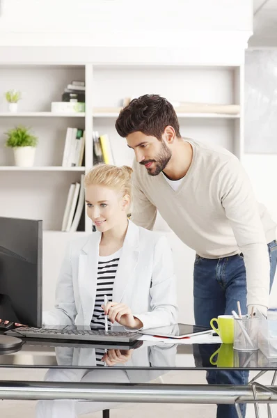 Grupp av affärsmän på jobbet — Stockfoto