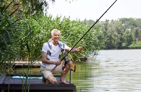 Magas rangú ember, a tóparti és a halászati. — Stock Fotó