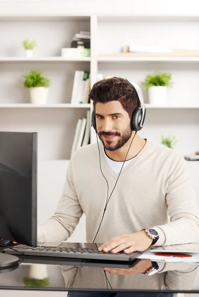 Homem Trabalhando e ouvindo música — Fotografia de Stock