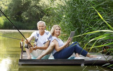 Üst düzey çift lakeside adlı rahatlatıcı