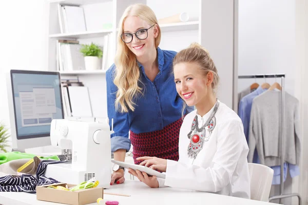 Créateurs de mode travaillant ensemble au studio — Photo