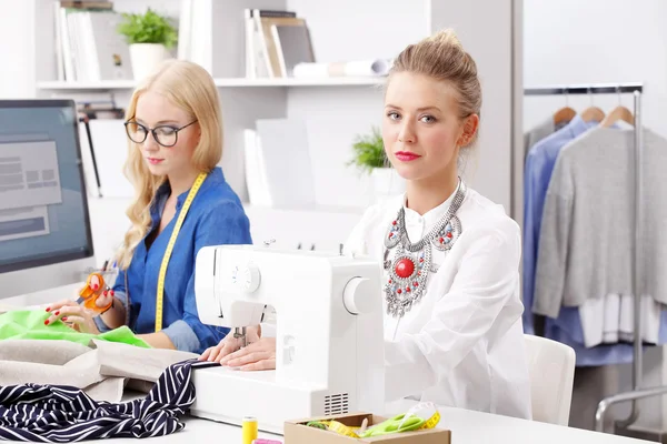 Professionelle Designer arbeiten im Modestudio — Stockfoto