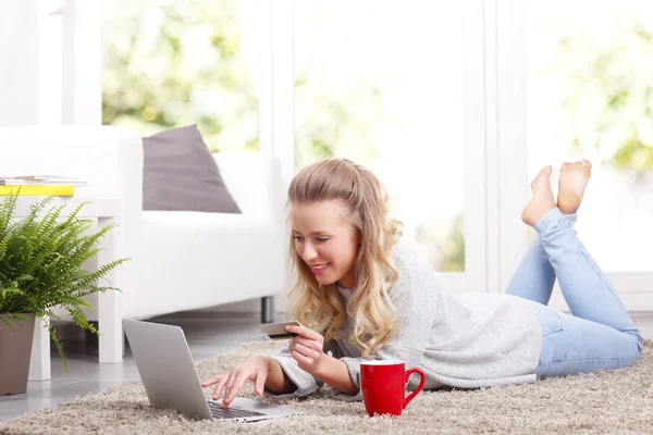 Jovem mulher compras online — Fotografia de Stock