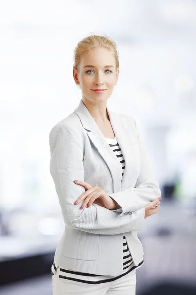 Joven empresaria sonriente — Foto de Stock