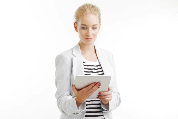 Geschäftsfrau mit digitalem Tablet — Stockfoto
