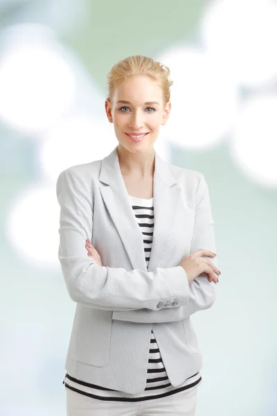 Sorrindo jovem empresária — Fotografia de Stock