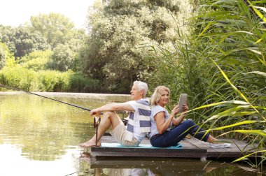 Üst düzey çift lakeside adlı rahatlatıcı
