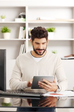 Dijital tablet kullanan işadamı