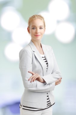 gülümseyen genç iş kadını 