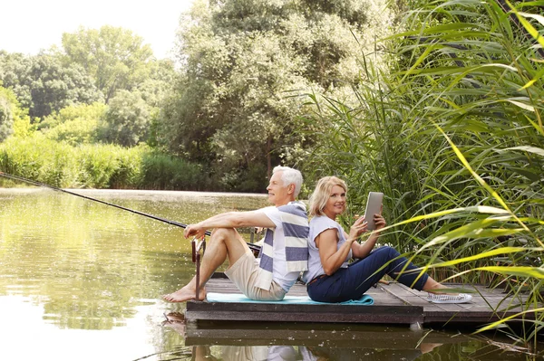 Couple sénior relaxant au bord du lac — Photo