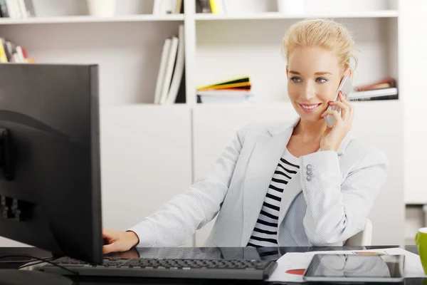 Geschäftsfrau mit Handy — Stockfoto