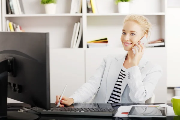 Empresária a fazer uma chamada no escritório — Fotografia de Stock