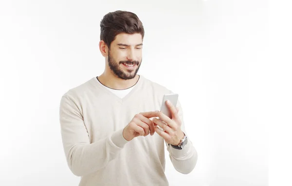 Genç adam cep telefonu kullanıyor.