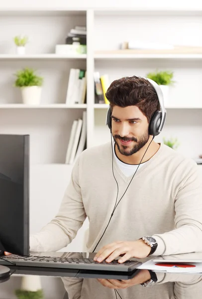 Hombre Trabajando y escuchando música —  Fotos de Stock