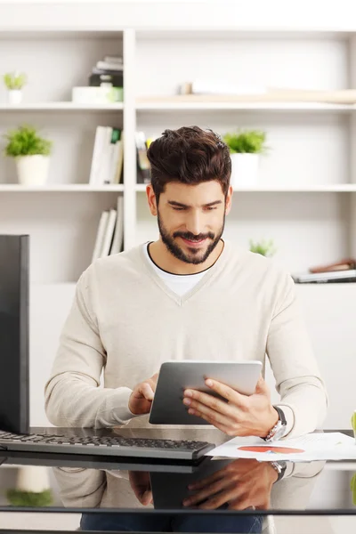 Geschäftsmann mit digitalem Tablet — Stockfoto