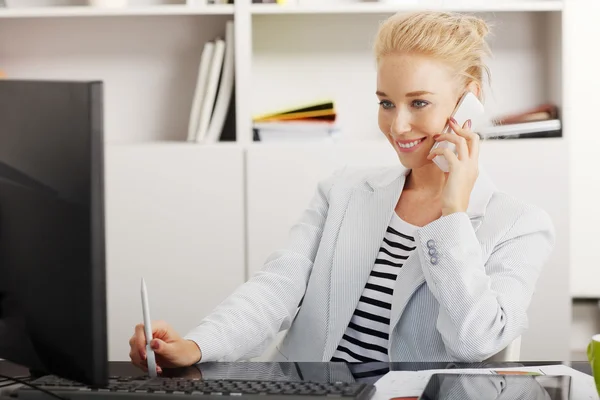 Бізнес-леді робить дзвінок в офісі — стокове фото