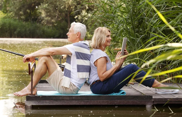 Pareja mayor relajándose juntos — Foto de Stock