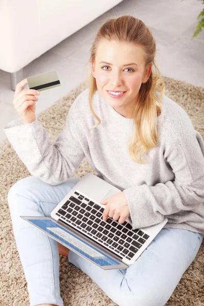 Woman shopping Online — Stock Photo, Image