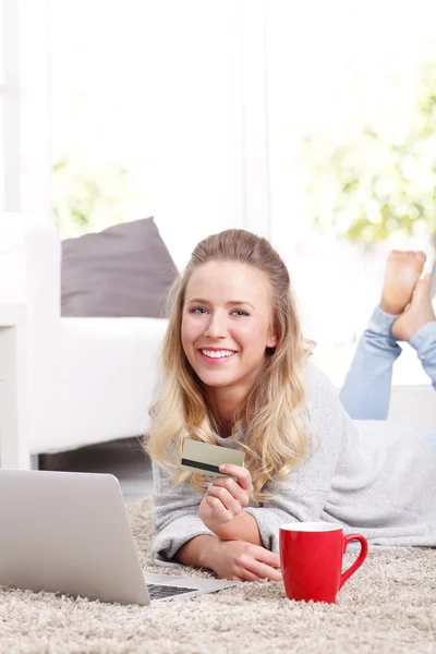 Mulher fazendo pagamento online — Fotografia de Stock