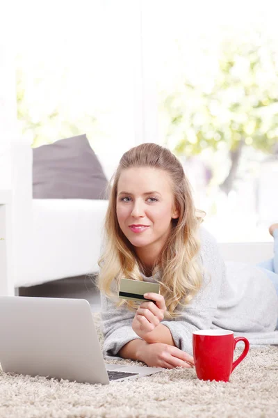 Mulher fazendo pagamento online — Fotografia de Stock