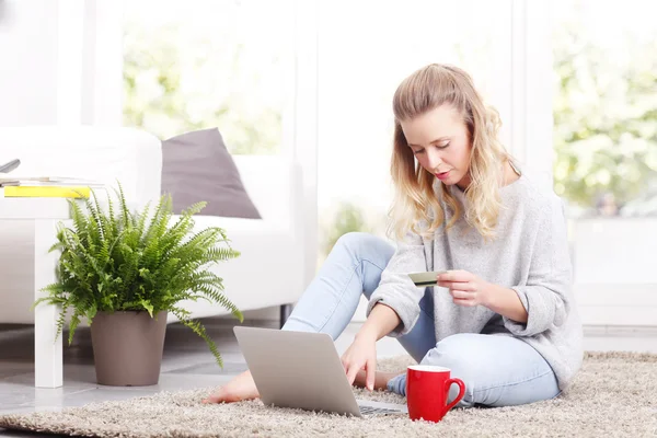 Mulher fazendo pagamento online — Fotografia de Stock