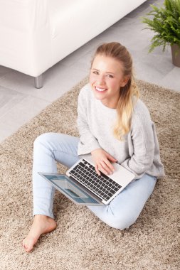 dizüstü bilgisayar ile genç bir öğrenci 