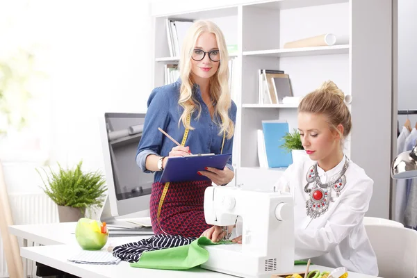 Diseñadores profesionales trabajando en estudio de moda — Foto de Stock