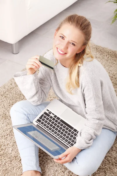 Jovem mulher compras on-line no laptop — Fotografia de Stock