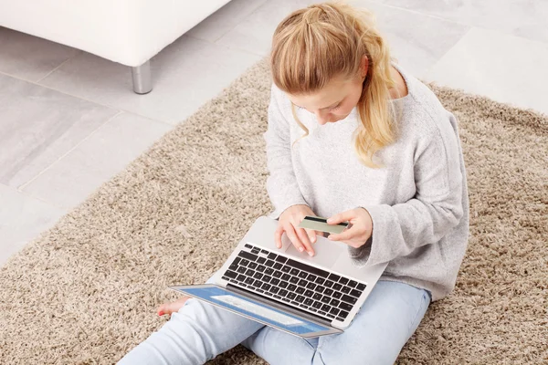 Mujer joven Compras en línea en el ordenador portátil —  Fotos de Stock